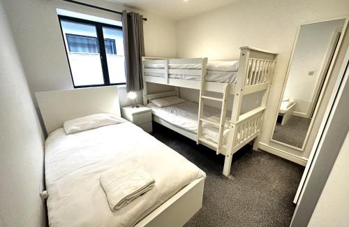 Kidlington Apartment | Daisy Lodge - Spacious Two Bed Flat - Parking, Netflix, WIFI - Close to Blenheim Palace & Oxford - F1