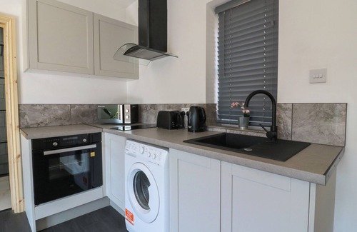 Earls Barton Cottage | DAISY, pet friendly, character holiday cottage in Northampton