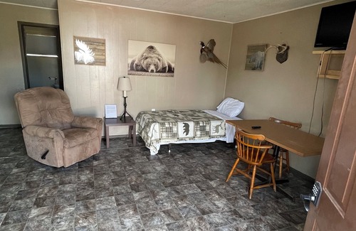 Faulkton Cabin | Dakota Landing Cabins & Motel: #14-Cozy, newly remodeled cabin