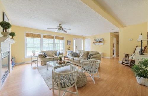 West Wing Estates House | Dale Cottage - Just a block away from beautiful Lake Michigan!
