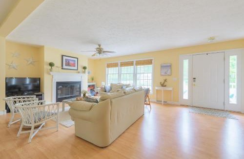 West Wing Estates House | Dale Cottage - Just a block away from beautiful Lake Michigan!