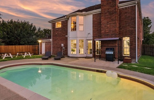 Dallas House | Dallas 5BR| Pool,BBQ,Fire pit, playground