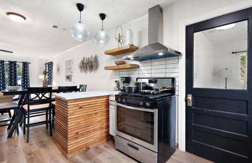 Oak Cliff Apartment | Dallas Dreamy Den 14 min Downtown
