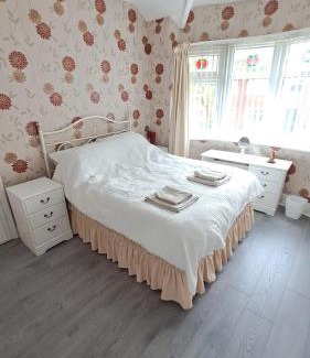 Trafford House | Dalton House - Three Bedroom Property Stretford free parking Near The Trafford Centre