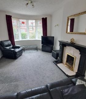 Trafford House | Dalton House - Three Bedroom Property Stretford free parking Near The Trafford Centre