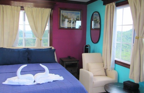 La Democracia Cabin | Daphne's Lagoon Lodge