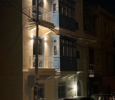 Cospicua House | Dar Barbara Duplex 2 Double bedrooms,2 Sofa Beds Large House with Terrace roof views of Valletta