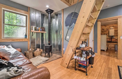 Marshall Cabin | Darling 30-Acre Cabin w/ Fire Pit & Balcony!
