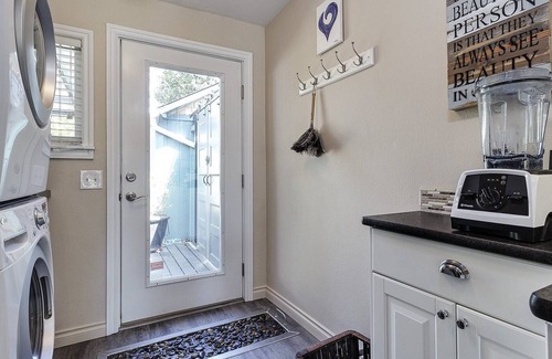 Downtown Vancouver House | Darling Downtown Vancouver Cottage, Single Level, BBQ, Huge Patio With BBQ, Walk to Most Everything