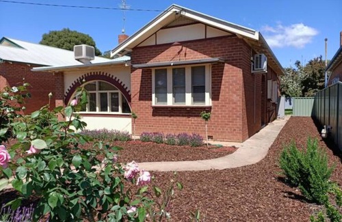 Wagga Wagga Cottage | "Darlow Cottage" with Free Wi-Fi in Central Location near the Hospital Precinct