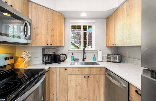 Downtown Leavenworth Apartment | Dasha's Snowboard Track - Icicle Village