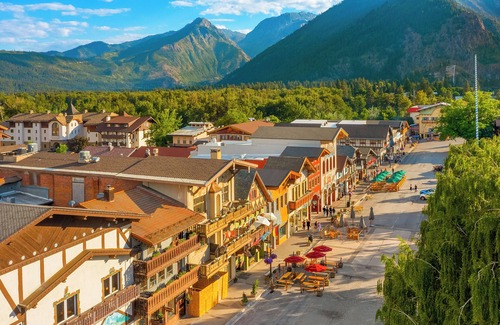 Downtown Leavenworth Apartment | Dasha's Snowboard Track - Icicle Village