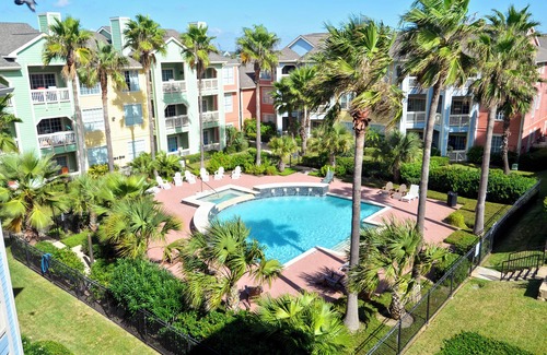 Galveston Apartment | Dawn 916 - Hook, Wine & Sinker