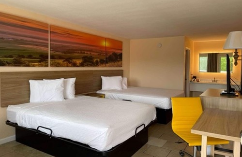 Branson Theater District Hotel | Days Inn by Wyndham Branson near Theatre District