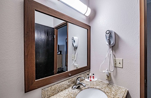 Brunswick Hotel | Days Inn by Wyndham Brunswick Bath Area