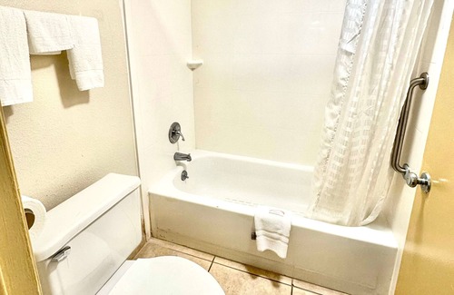 Paw Creek Hotel | Days Inn by Wyndham Charlotte Northlake