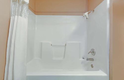 Granbury Hotel | Days Inn by Wyndham Granbury