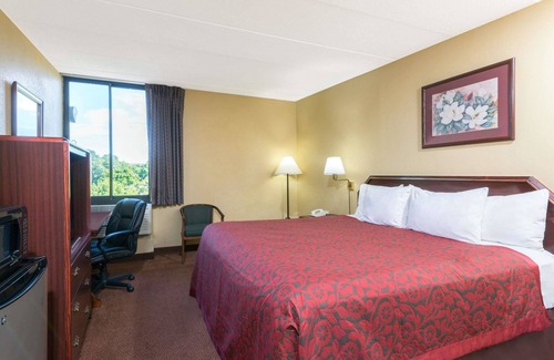 Hagerstown Hotel | Days Inn by Wyndham Hagerstown I-70