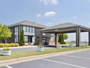 Watertown Hotel | Days Inn by Wyndham Johnson Creek