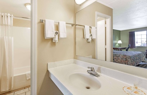 Lenoir City Hotel | Days Inn by Wyndham Lenoir City