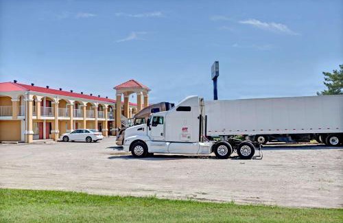 Edgewood Hotel | Days Inn by Wyndham Louisville Airport Fair and Expo Center