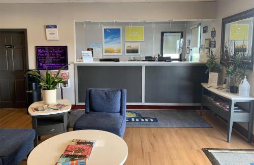 Edgewood Hotel | Days Inn by Wyndham Louisville Airport Fair and Expo Center