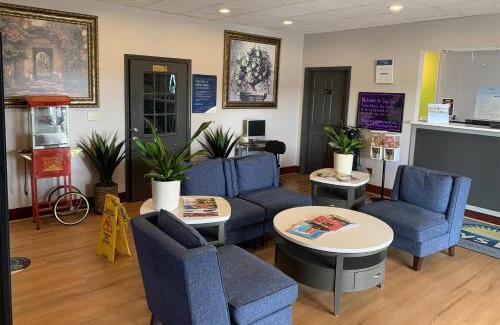 Edgewood Hotel | Days Inn by Wyndham Louisville Airport Fair and Expo Center