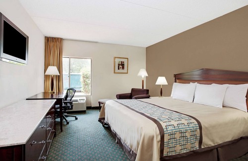 Central Newport News Hotel | Days Inn by Wyndham Newport News City Center Oyster Point