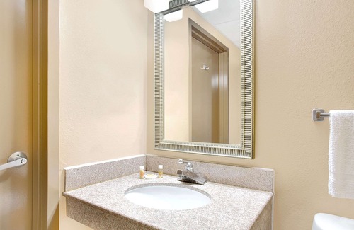 Central Newport News Hotel | Days Inn by Wyndham Newport News City Center Oyster Point
