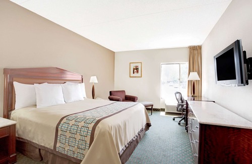 Central Newport News Hotel | Days Inn by Wyndham Newport News City Center Oyster Point