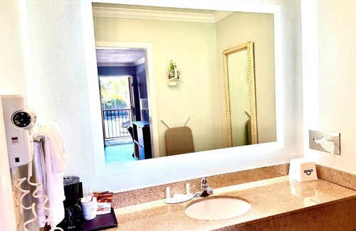 Downtown Hotel | Days Inn by Wyndham Pensacola - Historic Downtown