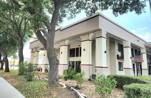 Rio Vista Hotel | Days Inn by Wyndham San Marcos