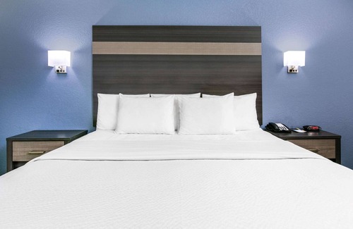 Bellmead Hotel | Days Inn by Wyndham Waco Near Downtown/University