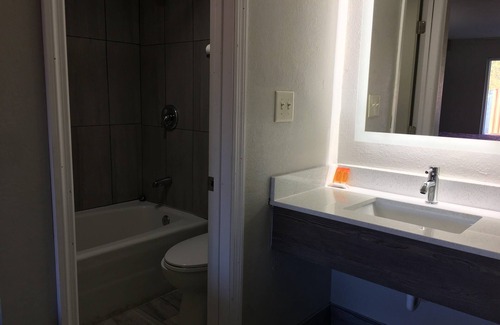 North Charleston Hotel | Days Inn & Suites by Wyndham Charleston Airport West