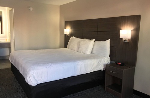 North Charleston Hotel | Days Inn & Suites by Wyndham Charleston Airport West