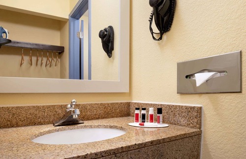 Merrillville Hotel | Days Inn & Suites by Wyndham Merrillville