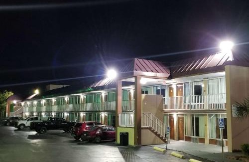 North Charleston Hotel | Days Inn & Suites by Wyndham Charleston Airport West