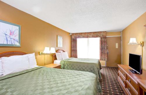 North Charleston Hotel | Days Inn & Suites by Wyndham Charleston Airport West