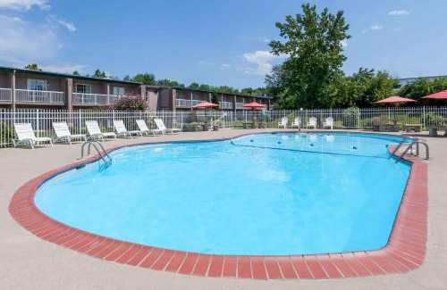 Lexington Hotel | Days Inn & Suites by Wyndham Lexington