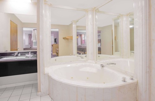 Pine Bluff Hotel | Days Inn & Suites by Wyndham Pine Bluff