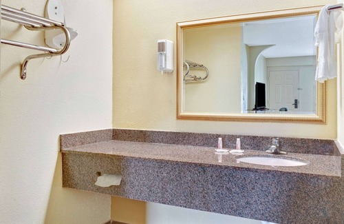 Stockbridge Hotel | Days Inn & Suites by Wyndham Stockbridge South Atlanta