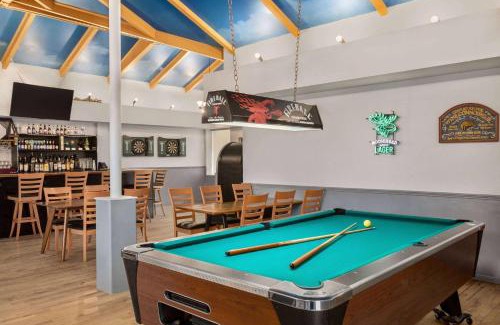 Moncton Hotel | Days Inn & Suites by Wyndham Moncton