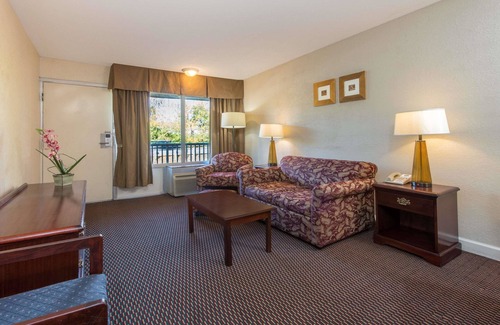 Murlin Heights Hotel | Days Inn & Suites by Wyndham Dayton North