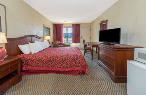 Murlin Heights Hotel | Days Inn & Suites by Wyndham Dayton North