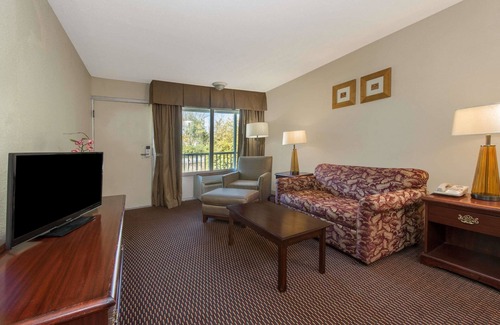 Murlin Heights Hotel | Days Inn & Suites by Wyndham Dayton North