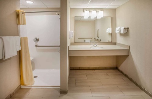 Duluth Hotel | Days Inn & Suites by Wyndham Duluth by the Mall
