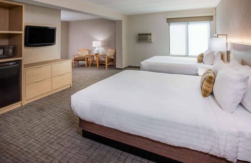 Duluth Hotel | Days Inn & Suites by Wyndham Duluth by the Mall