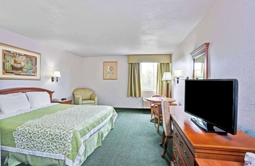 Fullerton Hotel | Days Inn & Suites by Wyndham Fullerton