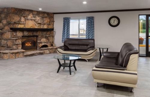Kaukauna Hotel | Days Inn & Suites by Wyndham Kaukauna WI