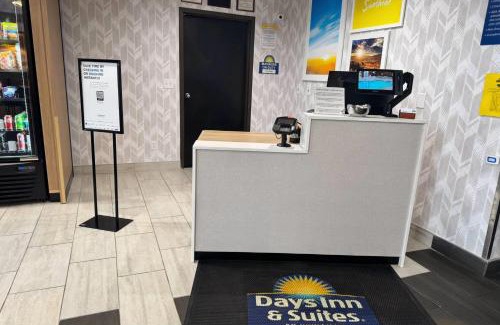 Rib Mountain Hotel | Days Inn & Suites by Wyndham Wausau